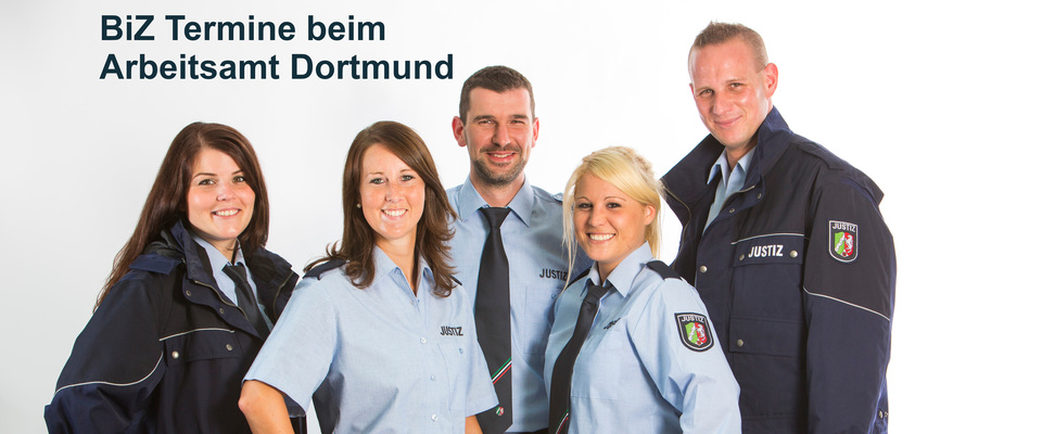Gruppe von Bediensteten steht zusammen. Aufschrift im Bild: "Berufsinformationszentrum - Termine beim Arbeitsamt Dortmund"