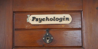 Holztür mit der Aufschrift Psychologin