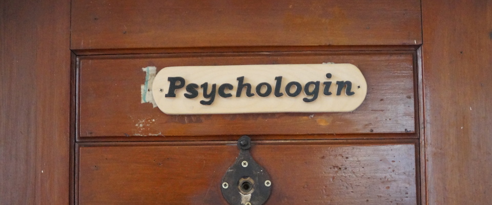 Holztür mit der Aufschrift Psychologin