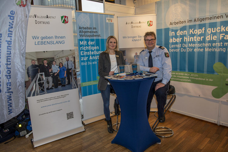 Mitarbeiter bewerben Ausbildungsstellen auf einem Stand