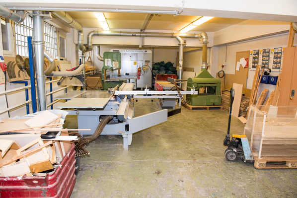 Raum mit Maschinen in der Holzverarbeitung 
