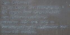 Gedenktafel an der Wand der JVA Dortmund
