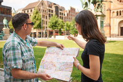 Zwei Personen mit Landkarte
